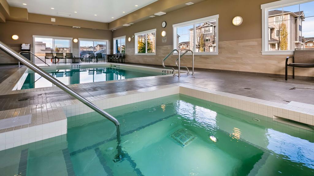 Best Western Plus Chestermere Hotel Exterior foto