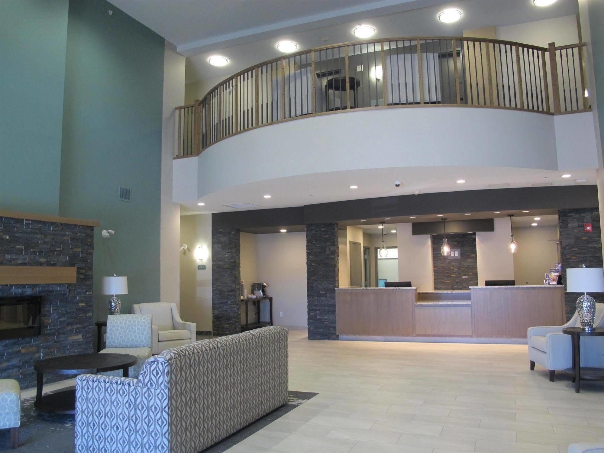 Best Western Plus Chestermere Hotel Exterior foto