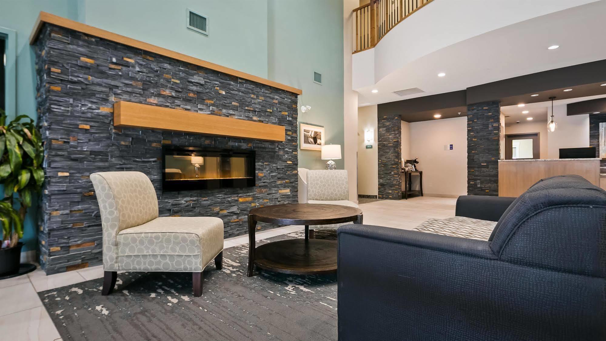 Best Western Plus Chestermere Hotel Exterior foto