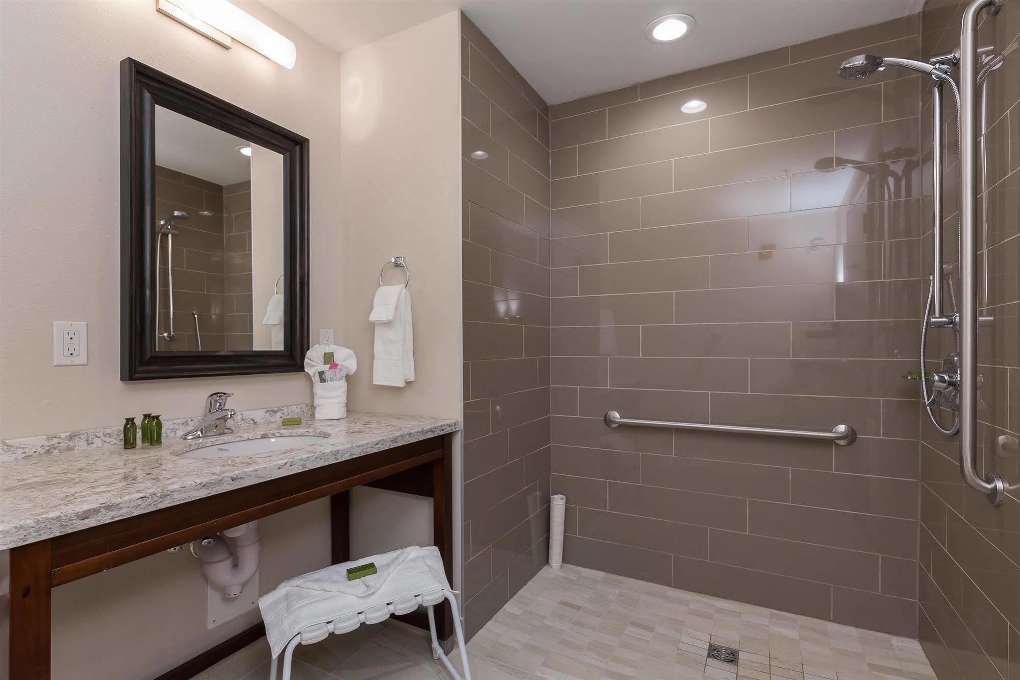 Best Western Plus Chestermere Hotel Exterior foto