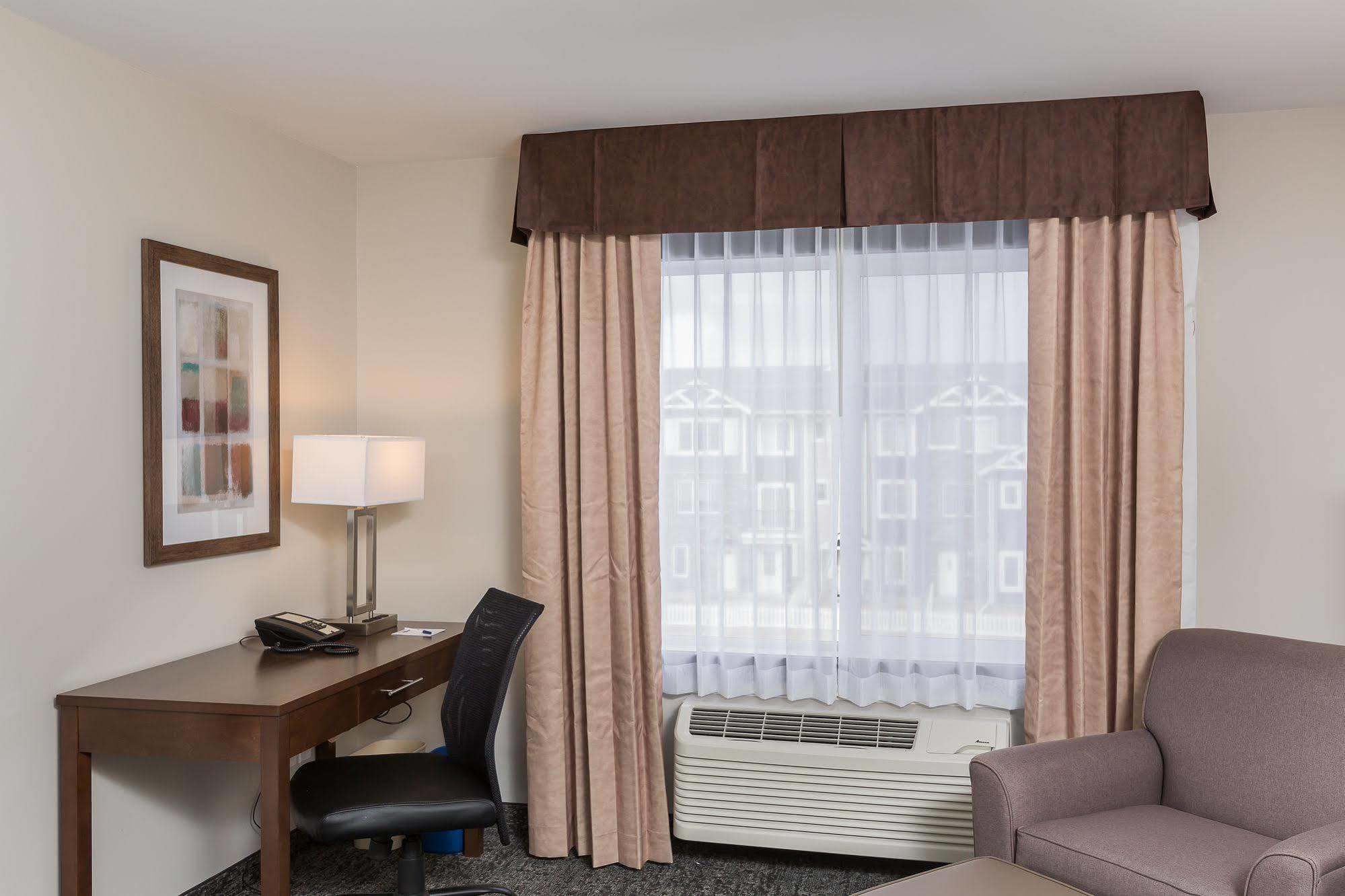 Best Western Plus Chestermere Hotel Exterior foto